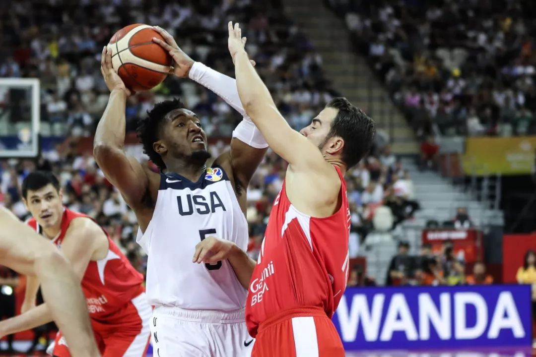 NG28-包含篮球总决赛焦点战：南城雄狮队大胜北城雷豹队，外线火力全开。传控打穿防线的词条